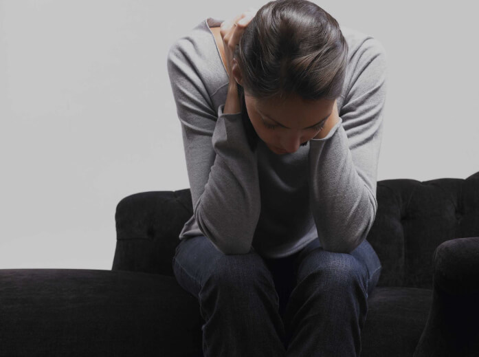 девушка держится за голову